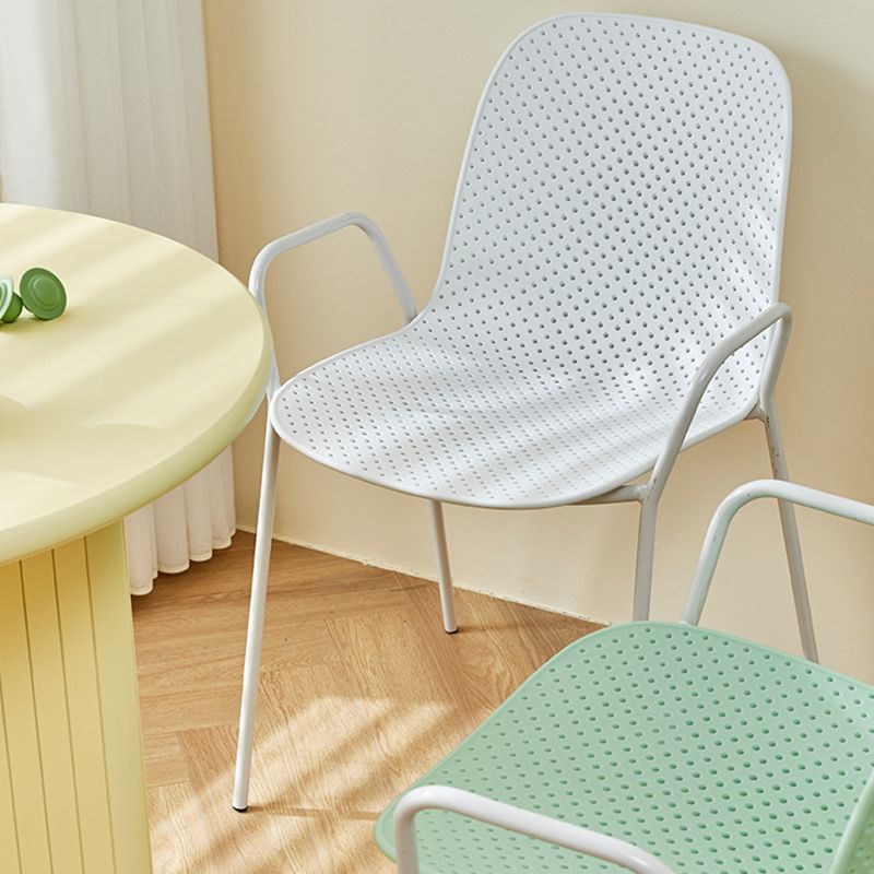 Silla de brazo de estilo contemporáneo silla de comedor de plástico con base de metal