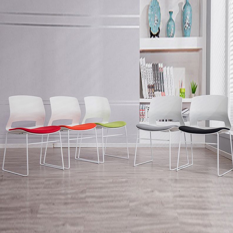 Eigentijdse armloze bureaustoel geen pijnlijke ergonomische stoel