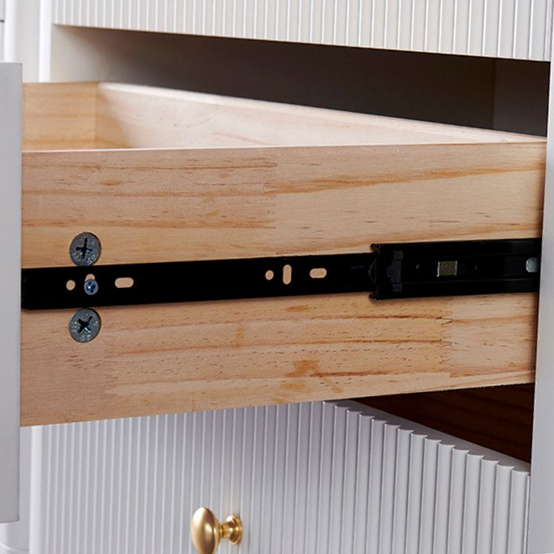 Eigentijdse glamour borst verticale witte opbergkast met metalen voeten