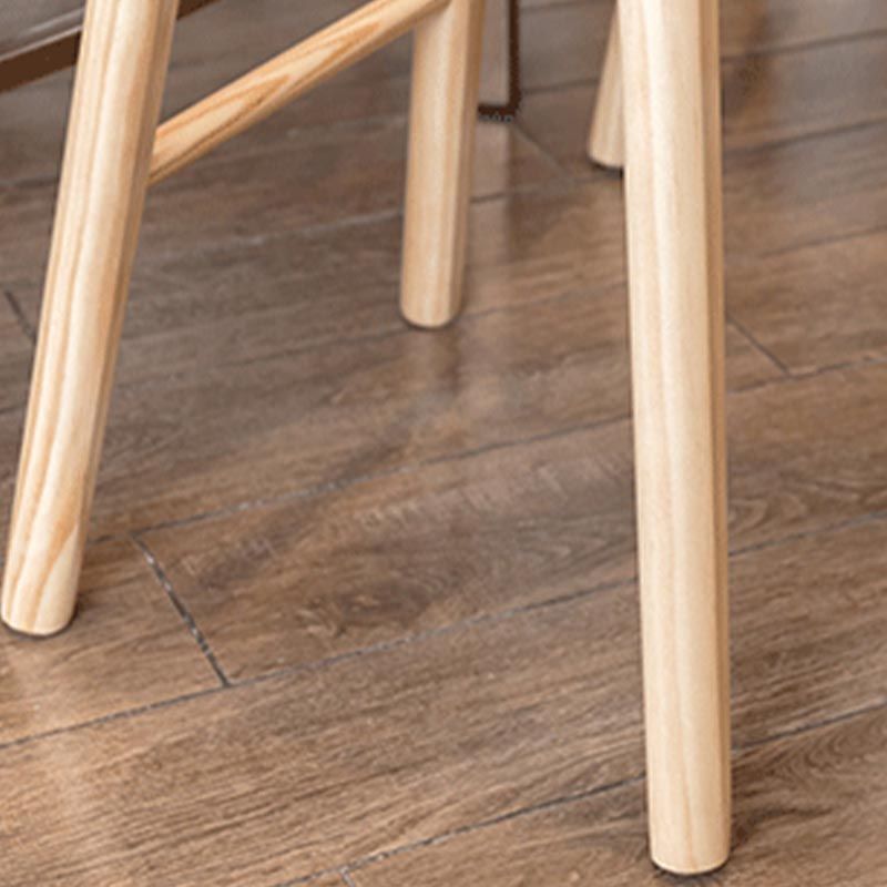Tabouret de bar contemporain en bois massif avec siège profilé sans dossier et repose-pieds