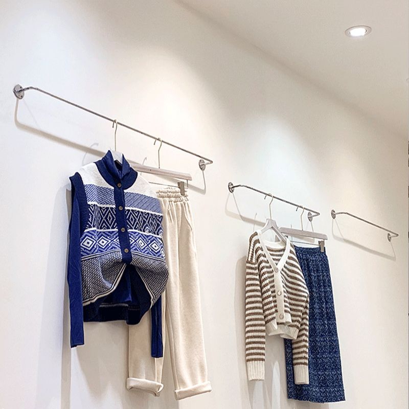 Moderne Kleiderbügelmauer mit Edelstahlbedeckung in Silber montiert