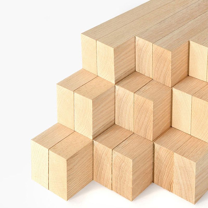 Il tradizionale telaio in legno in legno in legno in legno artestanding del guardaroba con gambe