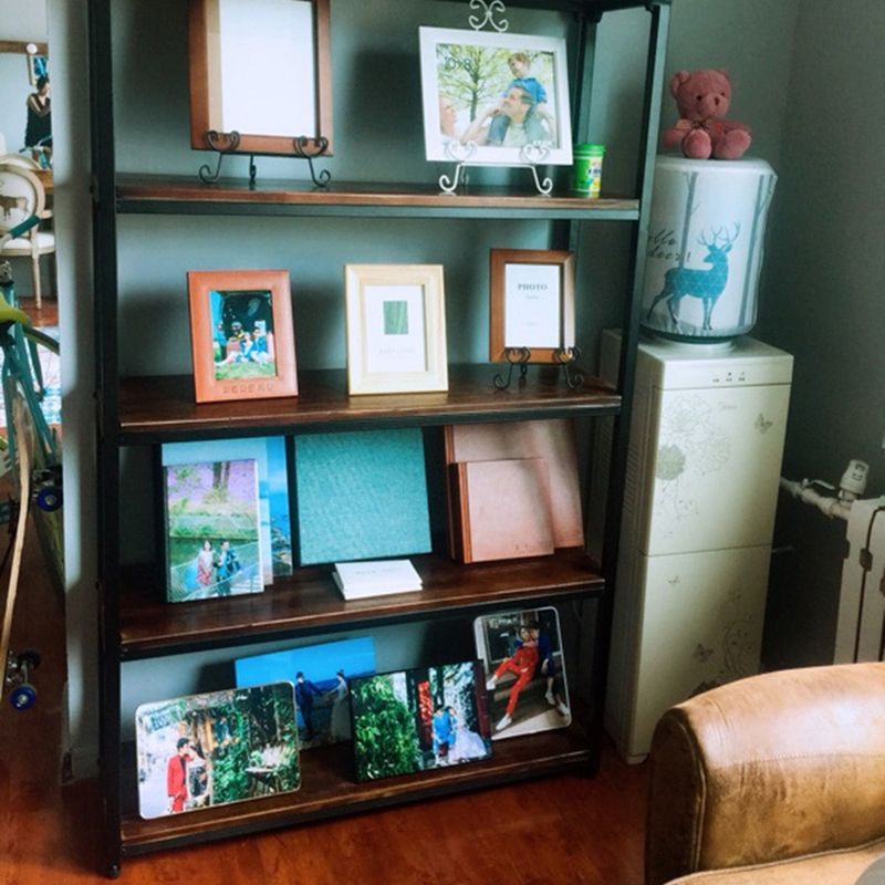 Libreria per mensole a casa aperta in metallo e legno contemporaneo con scaffali