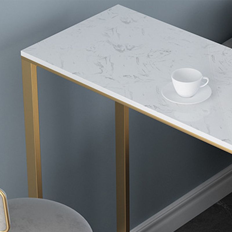 Mesa de bar estilo bistró con tapa de mármol sintético Glam y 3 estantes