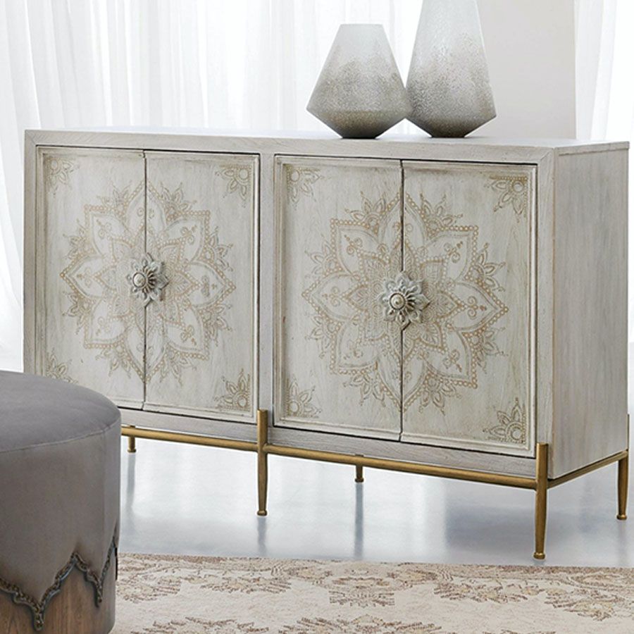 Gli armadietti in legno bianchi includevano un mobile accento con gambe dritte