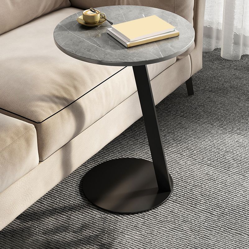 Soggiorno modernistico geometrico a doppio livello con tavola laterale del piedistallo