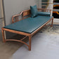 Chaise longue tradizionale marrone con braccioli in legno con braccioli rotondi per camera da letto, soggiorno