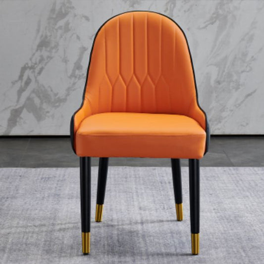 Sedia da pranzo a casa moderna in legno massiccio.