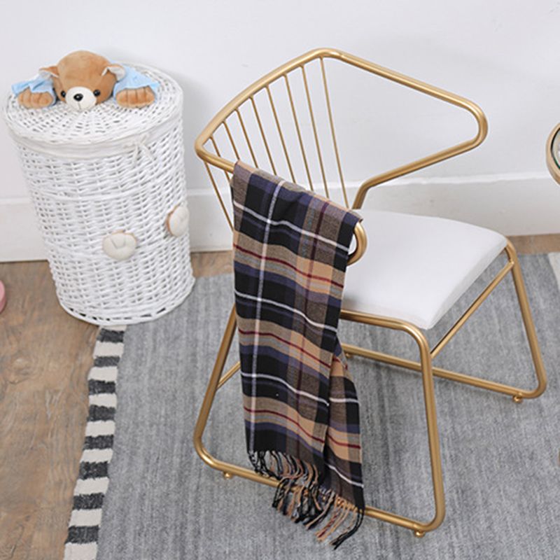 金色の足のある伝統的なメタルキッチンダイニングチェア布張りの腕の椅子