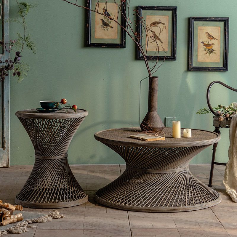 Table d'appoint de style country français avec base de cadre en bois massif vieilli rond