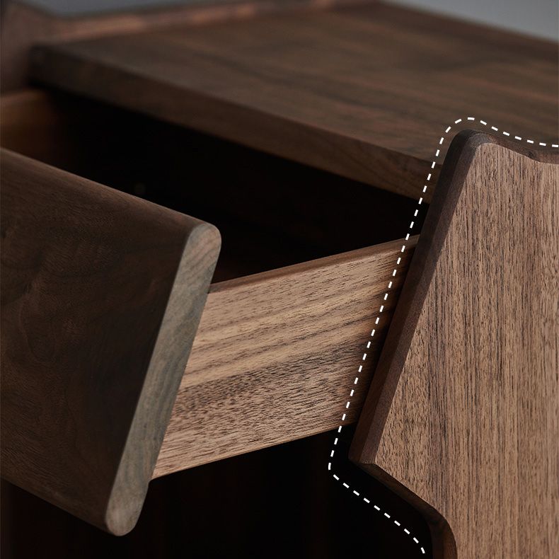 Accento moderno della metà del secolo Armadietto in legno massiccio con ripiani