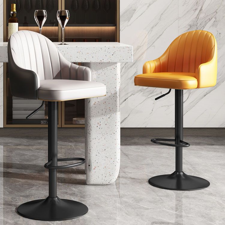 Tabourets de bar en faux cuir de style glam