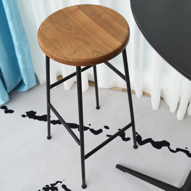 Gambe metalliche contemporanee sgabello da bar per interni in legno massiccio