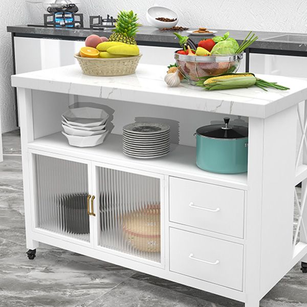 モダンな大理石の島のテーブルダイニングルームのキッチントロリーと収納キャビネット