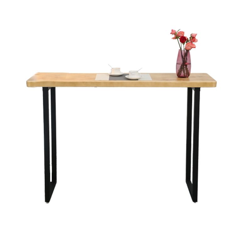 Industrieller Thekentisch mit Massivholzplatte und Metallsockel