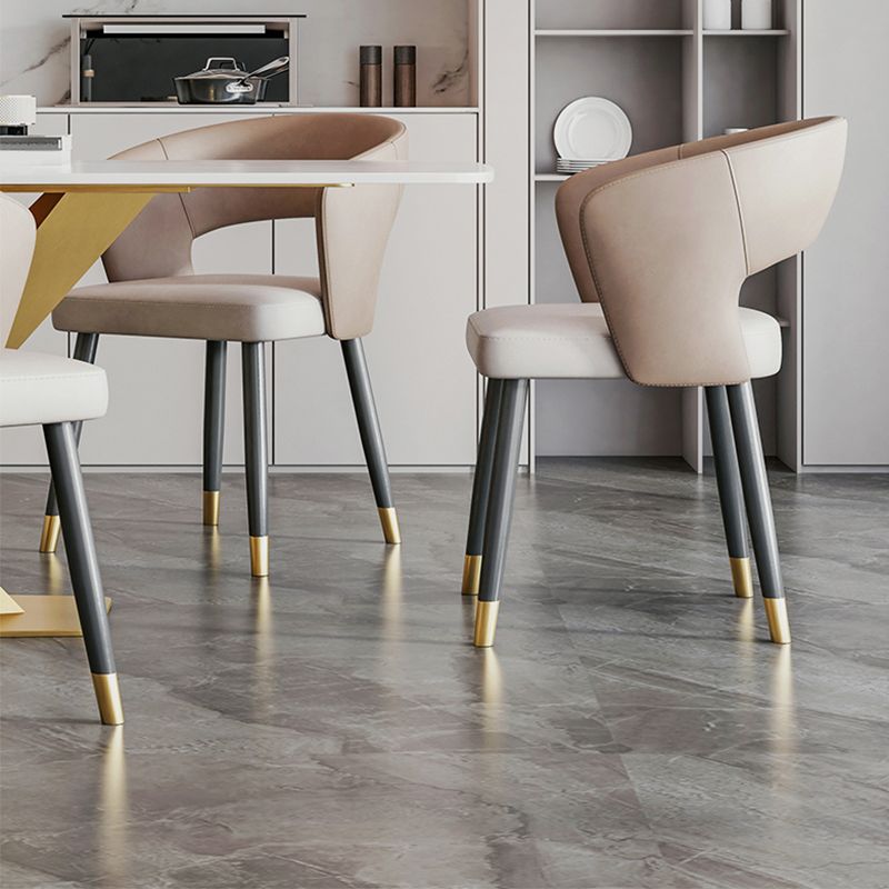 モダンなアームチェアフェイクレザー屋内のダイニングルームチェア