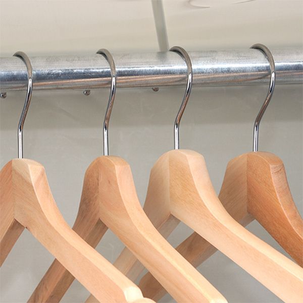 Asta di stoffa del guardaroba in metallo contemporaneo incluso l'armadio del guardaroba con le gambe