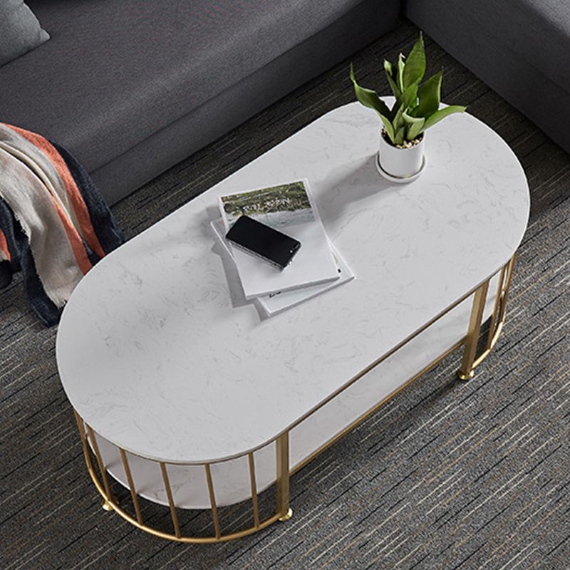 Tavolo da cocktail in stile glam con scaffale e cima e base in acciaio