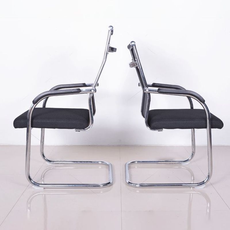 Silla moderna de escritorio de acero negro con silla de oficina en el hogar y en la parte posterior en casa