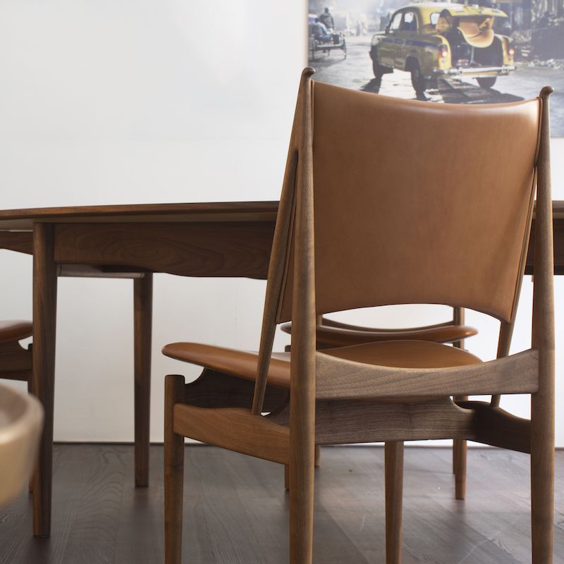 Legno massiccio contemporaneo e sedie da pranzo senza braccio in pelle finta