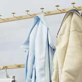 Hallbaum mit Lagerregalen und Bank moderner Metallhalle Ständer