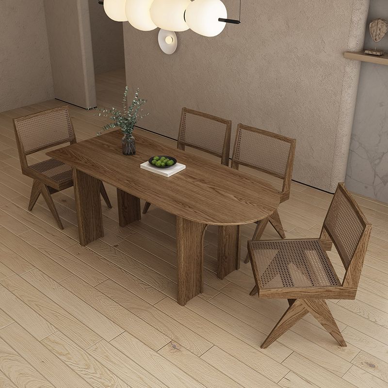 椅子付きの現代的な不規則な形のソリッドウッドダイニングテーブル