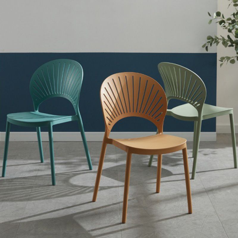 Stapelbare armloze eetkamerstoel Scandinavische plastic eetkamerstoelen