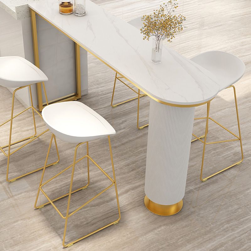 Tabouret de bar en plastique de style Glam avec pieds en métal