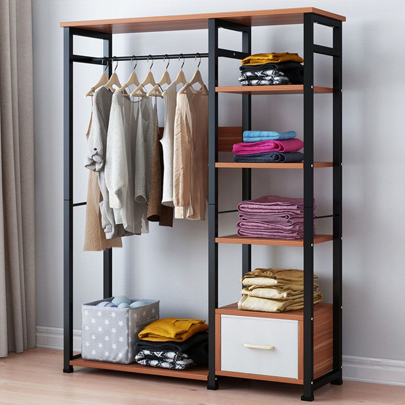 Rack de manteaux en bois blanc.