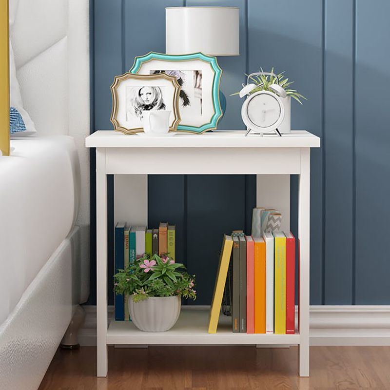 Sala per licenza per la fattoria Tavola laterale in legno a quattro gamba con uno scaffale