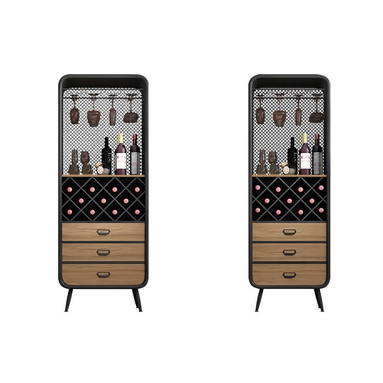 Bouteille de vin au sol industriel et rack de verre en métal.