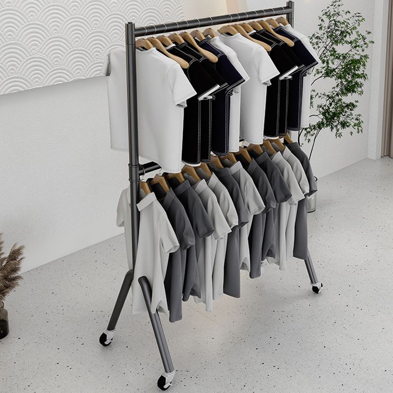 Eigentijdse hal staande hangende rails en castors metaal ingelijste jashanger