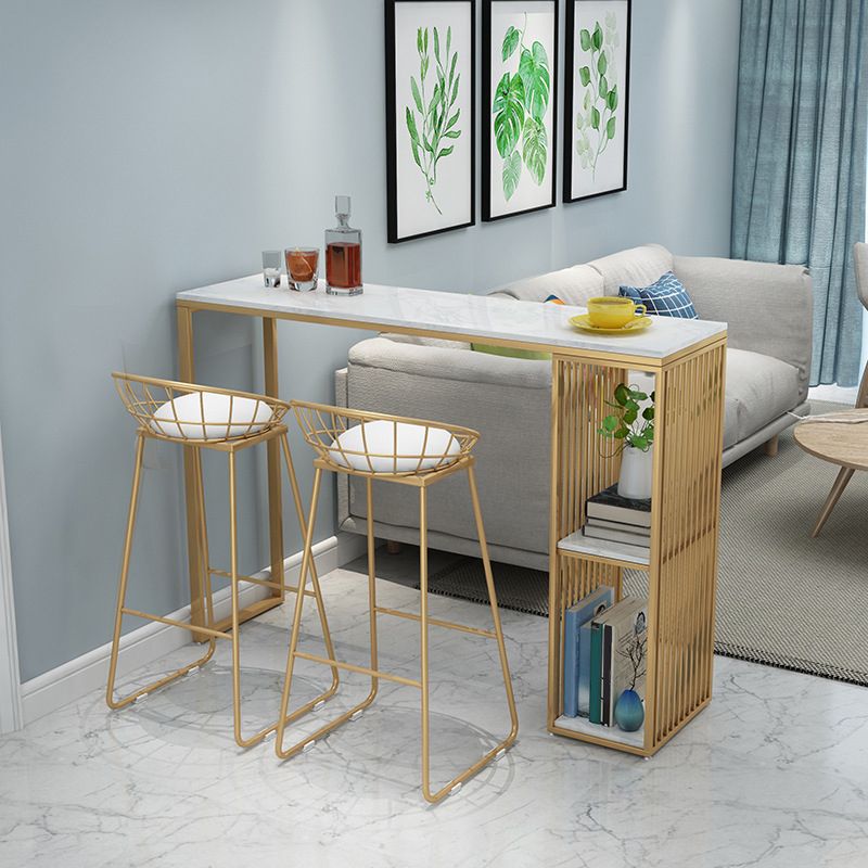 Mesa de pub con base dorada, mármol sintético y mesa de bar blanca con 2 estantes
