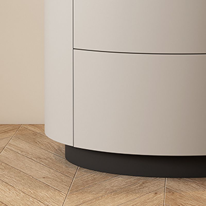 モダンなベッドナイトスタンドフェイクウッドアクセントテーブル寝室のナイトスタンド