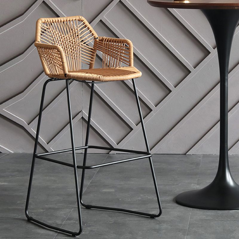 スカンジナビアのプラスチックラタンバースツールアーム付きバケツスツールの金属脚