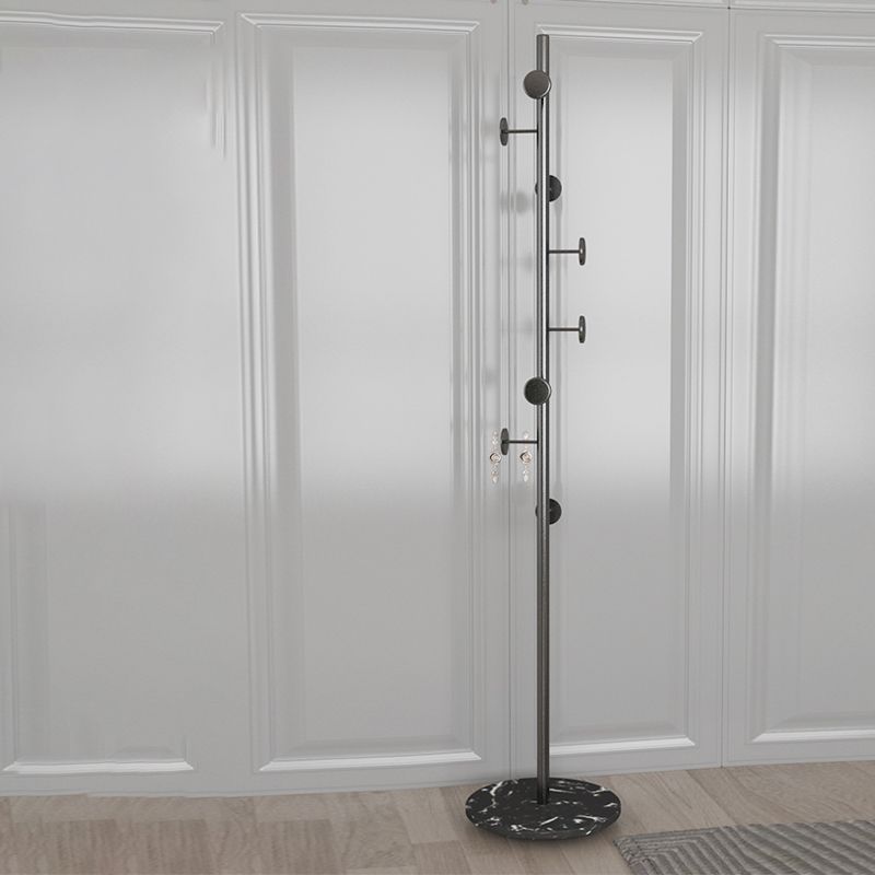 Modernos colgadores de metal enmarcado sin pie con ganchos en el árbol del salón