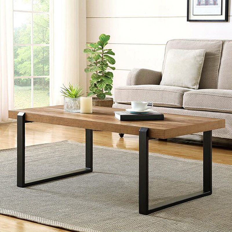 Skandinavischer Couchtisch mit rechteckiger Massivholzplatte und Kufengestell aus Eisen