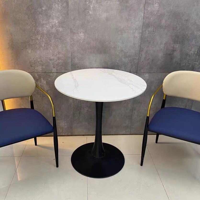 Traditionele luxe eettafel Stenen eettafel met metalen onderstel