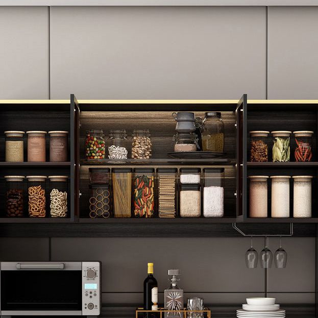 Scheda di vetro in pietra in pietra in stile glam con armadi e cassetti