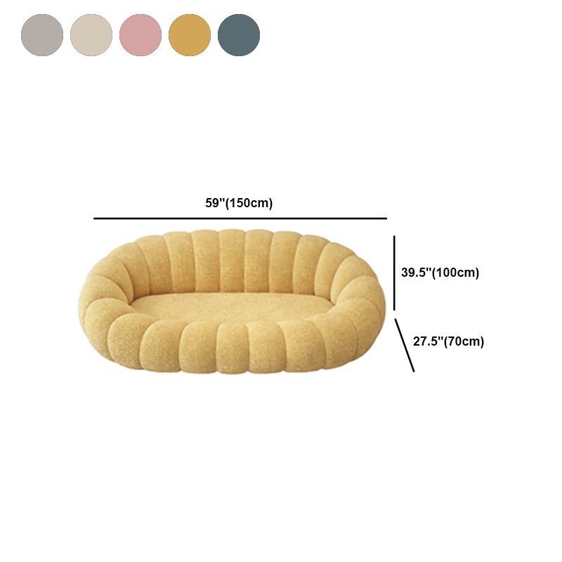 Hedendaagse wollen bank met Swen -kussen terug voor de woonkamer