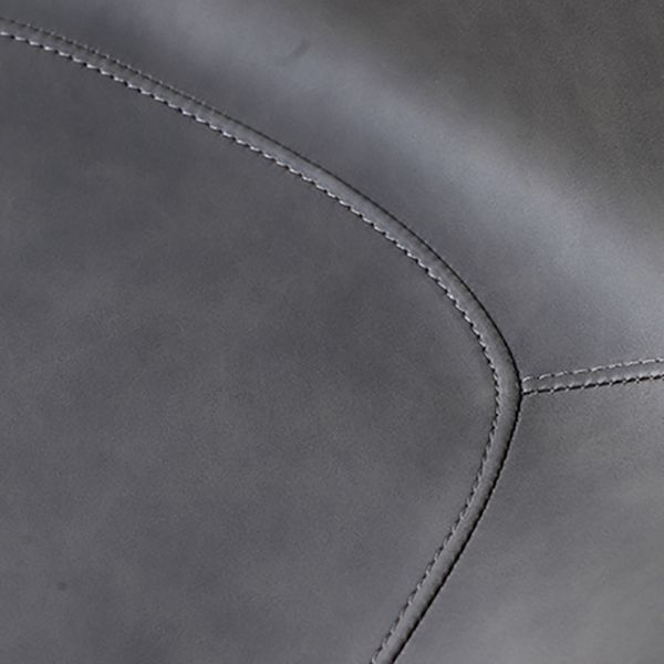 Faux en cuir et chaise latéral en métal.