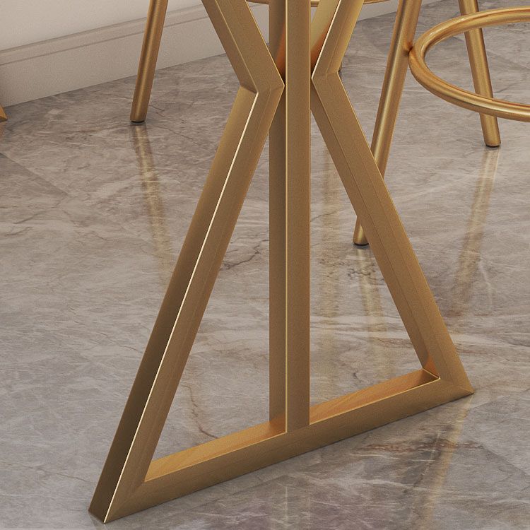 Tavolo da bistrot glam con base in pietra bianca lucida in metallo oro