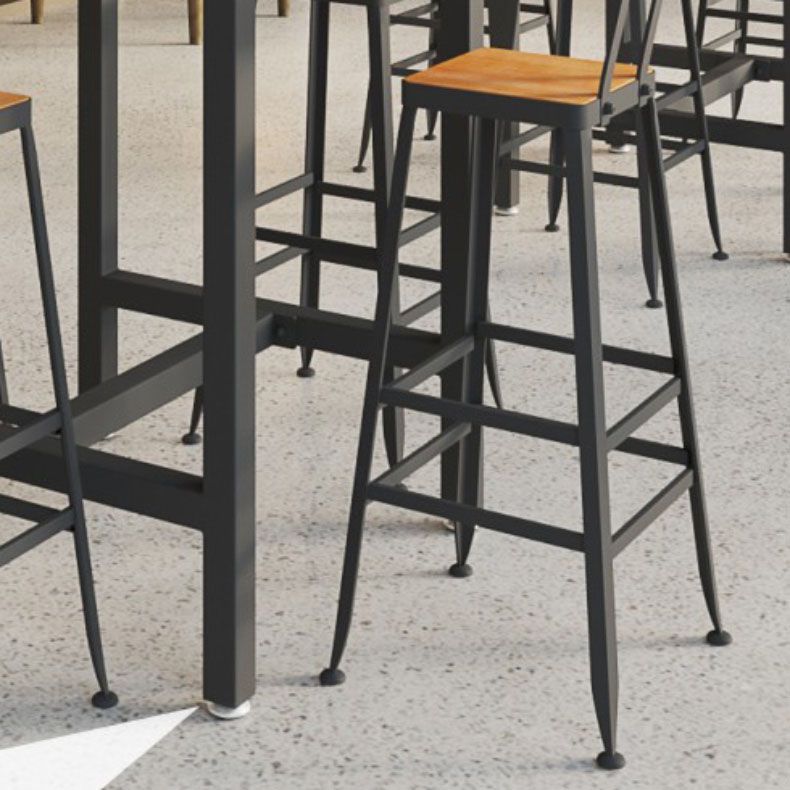 黒いベースの産業金属製のバースツール低腰のバースツール