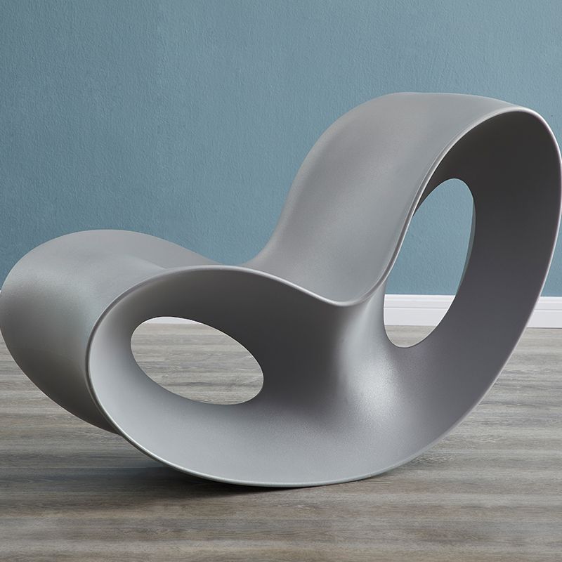 Chaise à bascule à bascule contemporain en plastique et chaise de culbuteur en acrylique