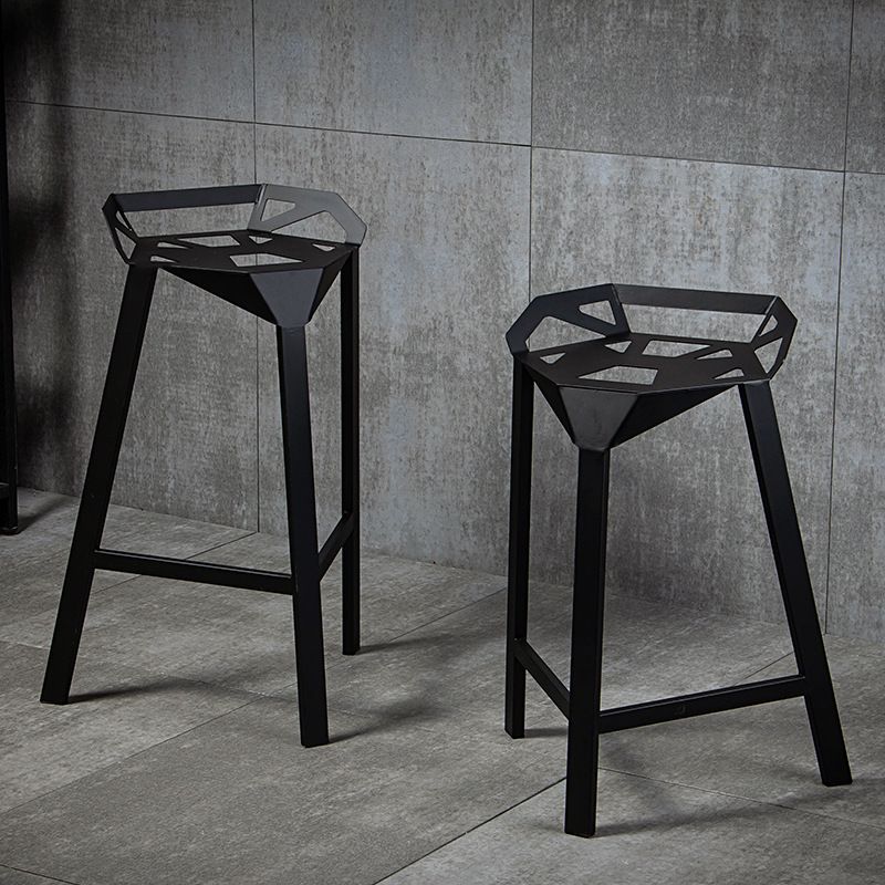 Industrial Low Back Bar Stool Metal Counter Height Stool in Black Clearhalo 'Bar Furniture' 'Bar Stools' 'bar_stools' 'furn' 'furn_bar_stools' 'Furniture' 'Kitchen & Dining Furniture' 1200x1200_20ae150f-d526-4423-b2c5-91d9febee2d7