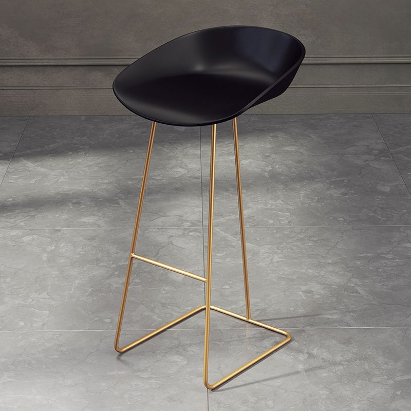 Taburete de bar de plástico estilo Glam, taburete de bar con forma de cubo y altura de mostrador