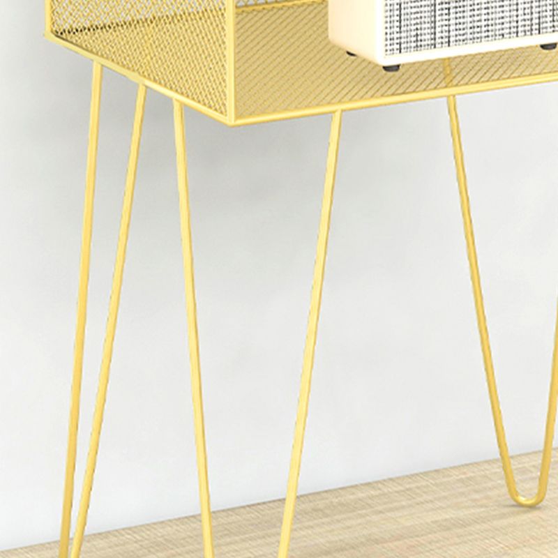 Los estantes de almacenamiento abiertos modernos de metal incluyen mesas de noche de cama con piernas