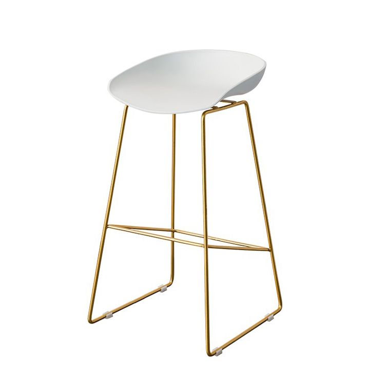 Sgabello da bar acrilico da bar in metallo scandinavo con base d'oro