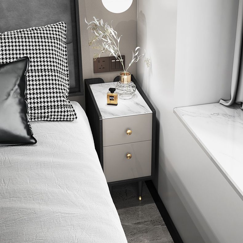 MODERNE 21 pouces H Nightand H, 2 Drawer Stone Top Mands comprend une table de nuit en gris