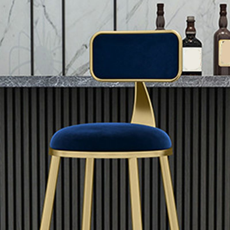 Tabouret de comptoir à dos de dos glamour tabouret de bar en fer avec coussin en velours et pédale pour la cuisine